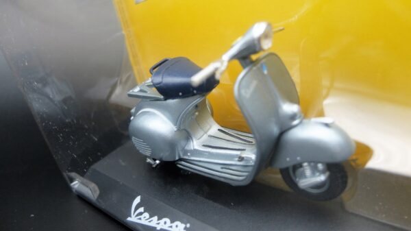 Modellini vespa 150 scala 1:18 modellismo da collezione - Image 3