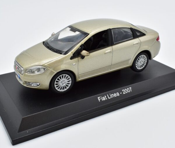 Modellino auto scala 1:43 FIAT LINEA diecast collezione da edicola