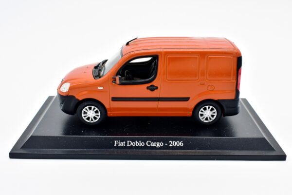Modellino auto scala 1:43 FIAT DOBLO CARGO diecast collezione da edicola - Image 3