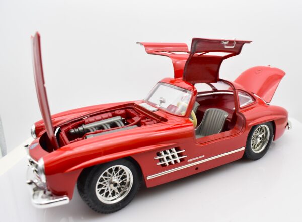 Modellino auto scala 1:18 MERCEDES BENZ 300 SL modellismo da collezione