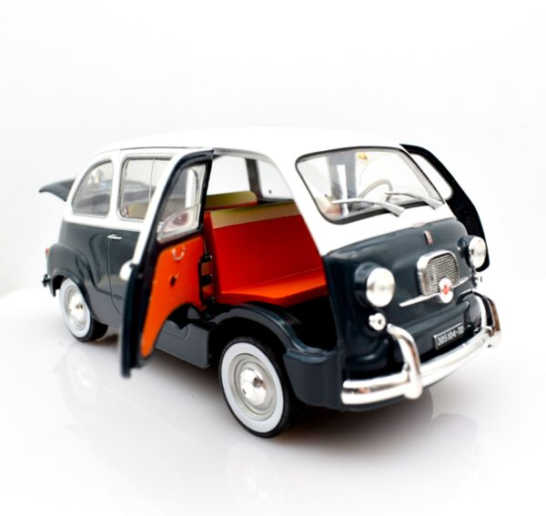 Modellino auto FIAT 600 MULTIPLA scala 1:24 diecast modellismo collezione statico epoca