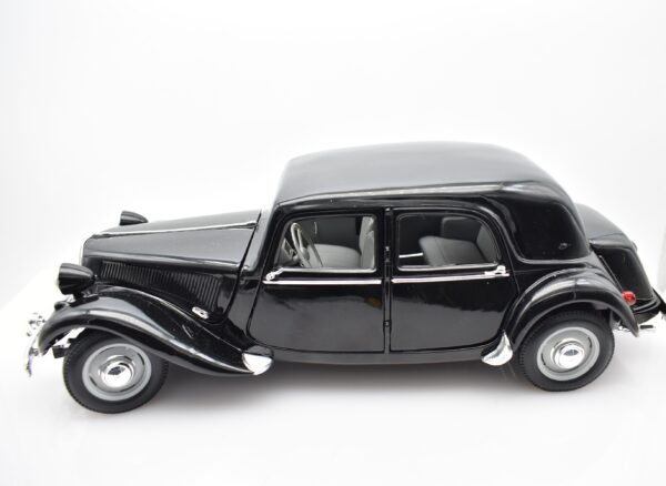 Modellino auto scala 1:18 Citroen 15CV 6 Cyl Maisto diecast modellismo da collezione - Image 2