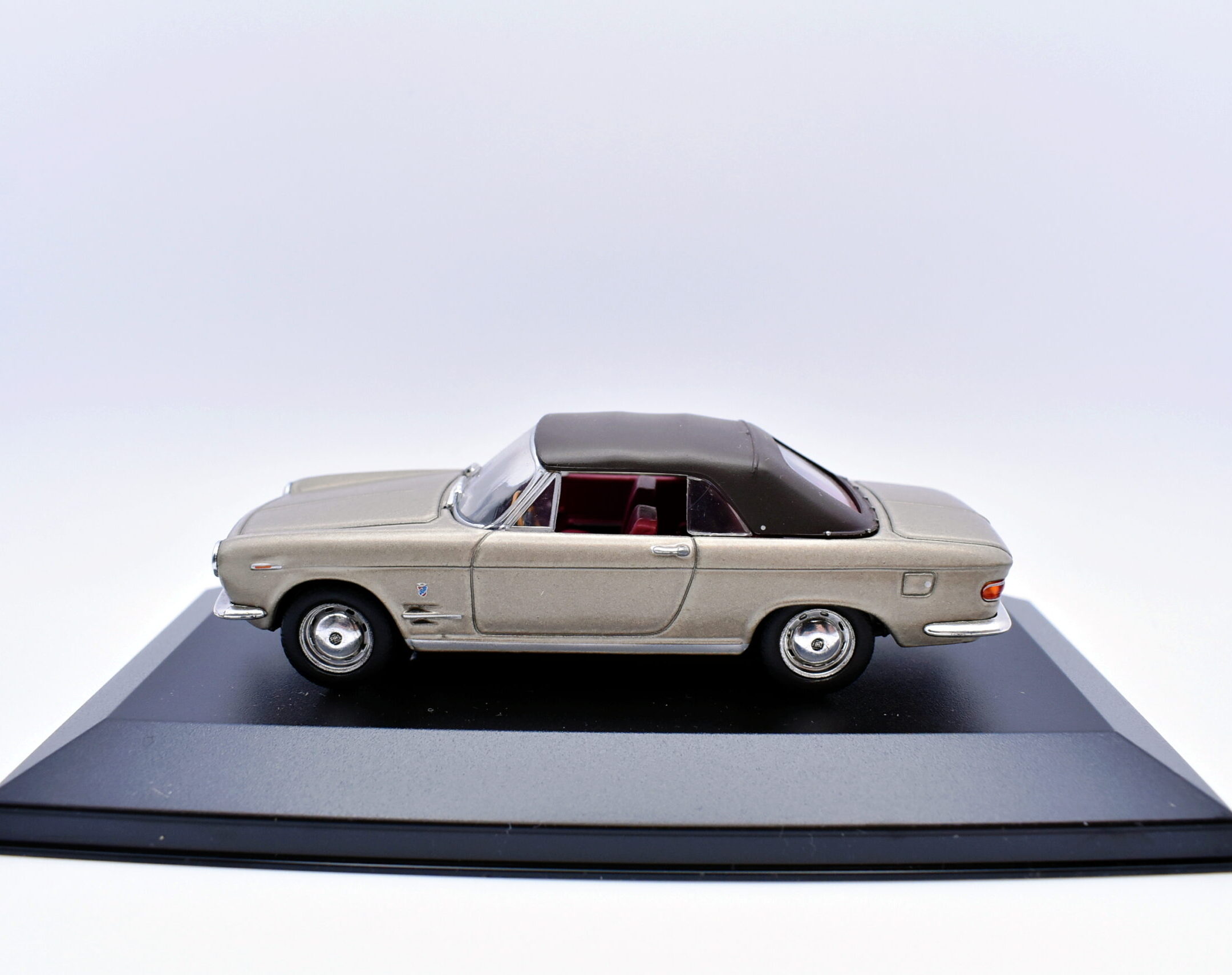 Modellino auto scala 1:43 Fiat 2300 S diecast modellismo statico