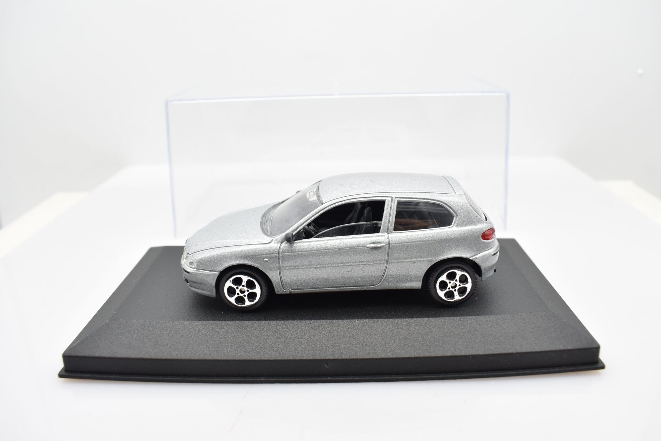 Modellino auto scala 1:43 Alfa Romeo 147 diecast modellismo statico - Image 2