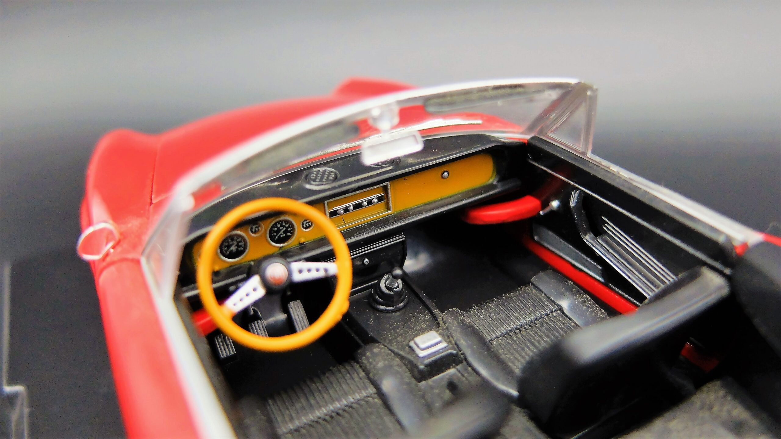 Modellino auto FIAT 124 SPORT SPIDER 1400 scala 1 24 diecast modellismo collezione epoca