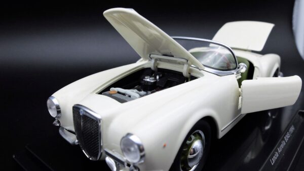 Modellino auto scala 1:24 Lancia Aurelia B24S modellismo statico da collezione - Image 7