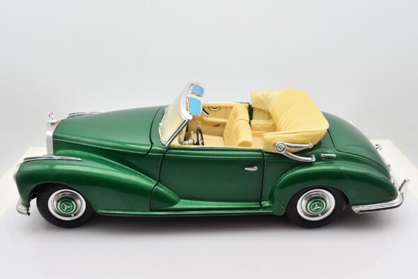 Modellino auto scala 1:18 Mercedes Benz 300S diecast modellismo da collezione - Image 2