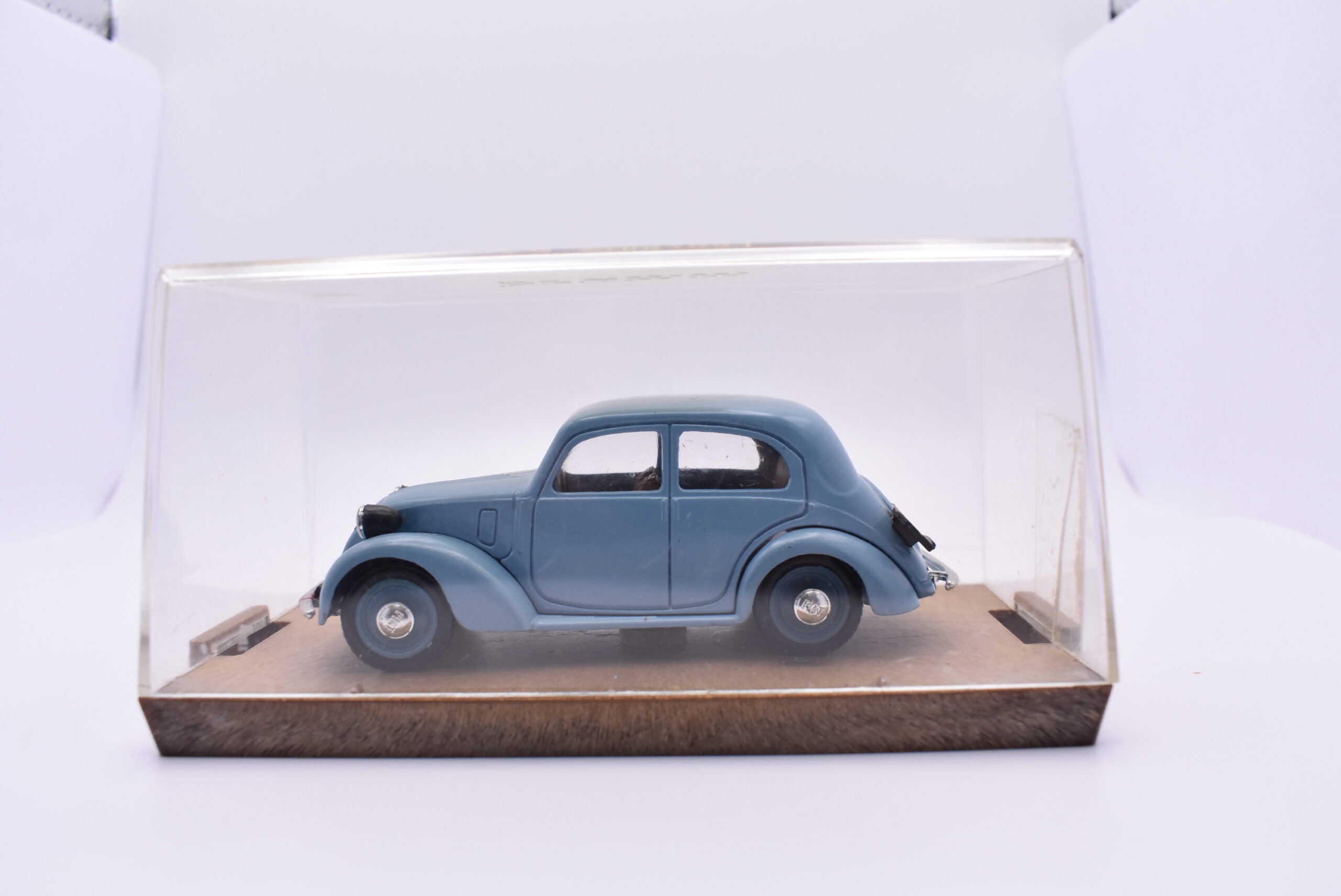 Modellino auto scala 1:43 Fiat Berlina 1100 B Brumm diecast modellismo da collezione - Image 2