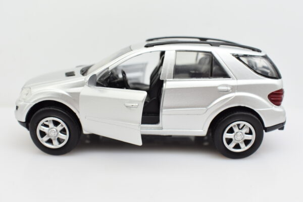 Modellino auto scala 1:32 Mercedes Benz M Class New Ray diecast modellismo da collezione - Image 2