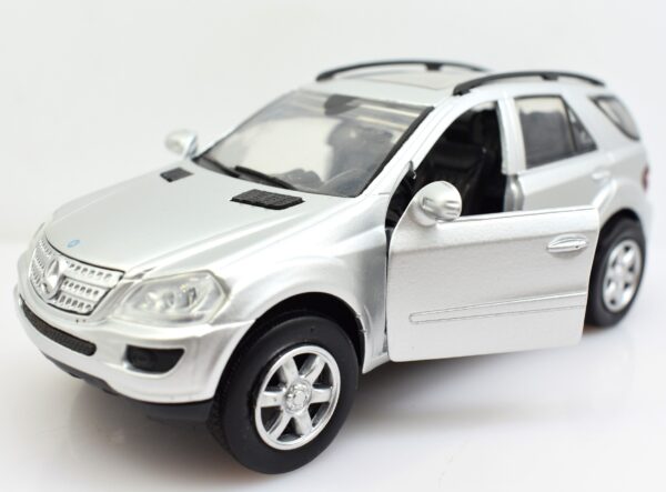 Modellino auto scala 1:32 Mercedes Benz M Class New Ray diecast modellismo da collezione
