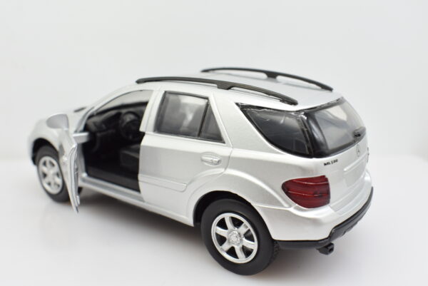 Modellino auto scala 1:32 Mercedes Benz M Class New Ray diecast modellismo da collezione - Image 4