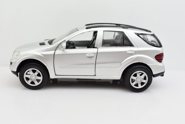 Modellino auto scala 1:32 Mercedes Benz M Class New Ray diecast modellismo da collezione - Image 6
