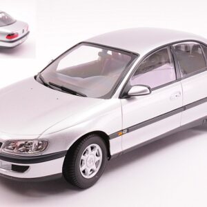 Modellino auto scala 1:18 OPEL OMEGA B 1996 SILVER modellismo statico