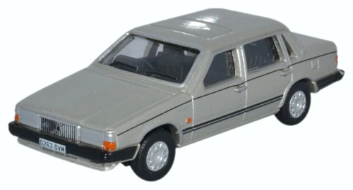 Modellino auto scala 1:76 VOLVO 760 GOLD modellismo statico da collezione