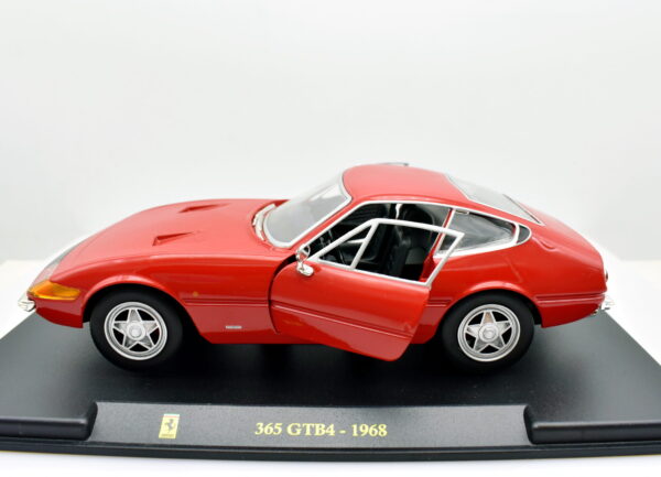 modellino auto scala 1:24 FERRARI 365 GTB4 diecast modellismo da collezione