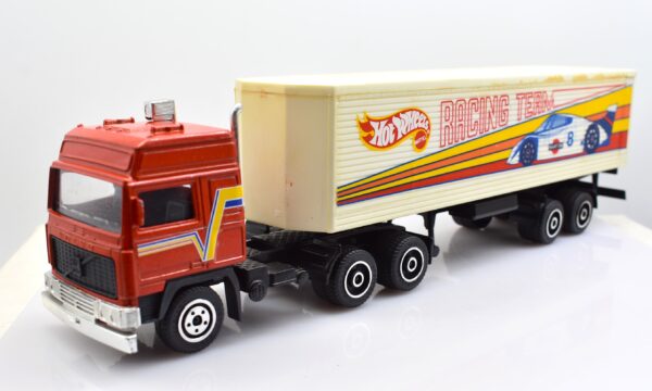 modellino camion scala 1:43 Volvo F12 Globetrotter Hot Wheels Racing Team modellismo da collezione