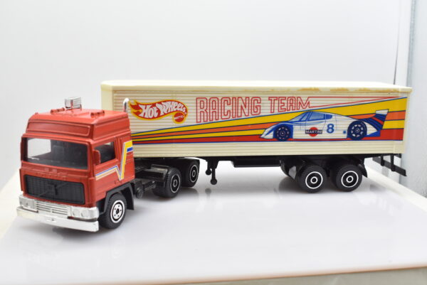 modellino camion scala 1:43 Volvo F12 Globetrotter Hot Wheels Racing Team modellismo da collezione - Image 5
