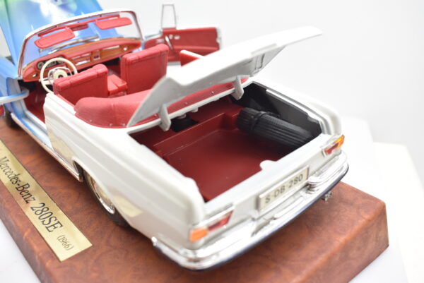 Modellino auto scala 1:18 Mercedes Benz 280SE Maisto diecast modellismo da collezione - Image 5