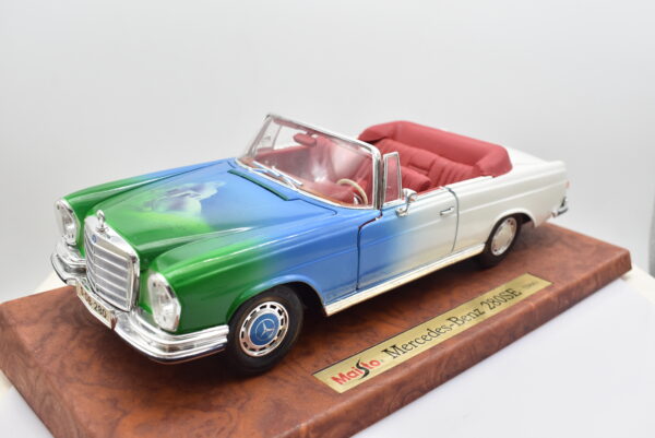 Modellino auto scala 1:18 Mercedes Benz 280SE Maisto diecast modellismo da collezione - Image 9