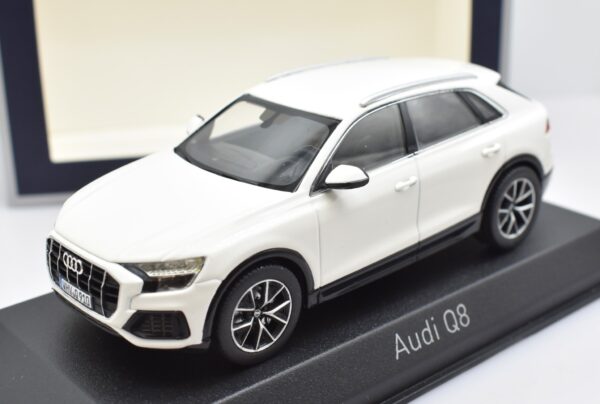 Modellino auto scala 1:43 Audi Q8 Norev diecast modellismo da collezione