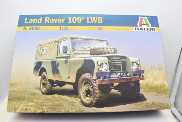 Modellino kit di montaggio scala 1:35 Land Rover 109 LWB Italeri modellismo da collezione - Image 2