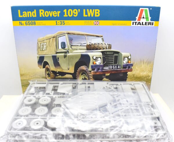 Modellino kit di montaggio scala 1:35 Land Rover 109 LWB Italeri modellismo da collezione