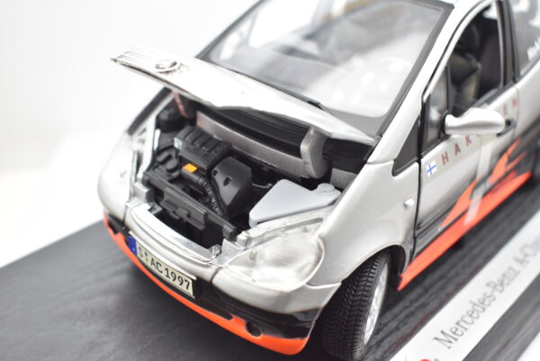 Modellino auto scala 1:18 Mercedes Benz A Class Hakkinen Maisto diecast modellismo da collezione - Image 7