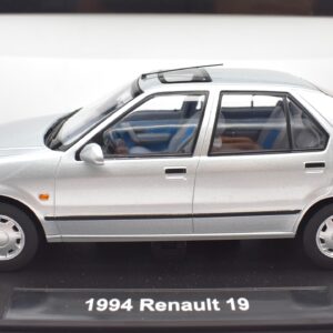 Modellino auto scala 1:18 Renault 19 Triple 9 modellismo da collezione
