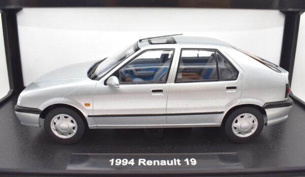 Modellino auto scala 1:18 Renault 19 Triple 9 modellismo da collezione