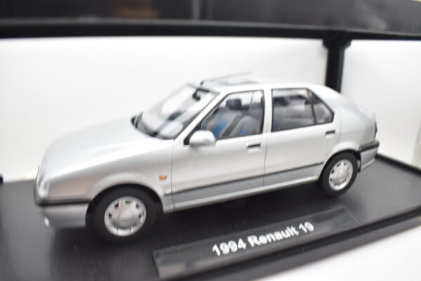 Modellino auto scala 1:18 Renault 19 Triple 9 modellismo da collezione - Image 3