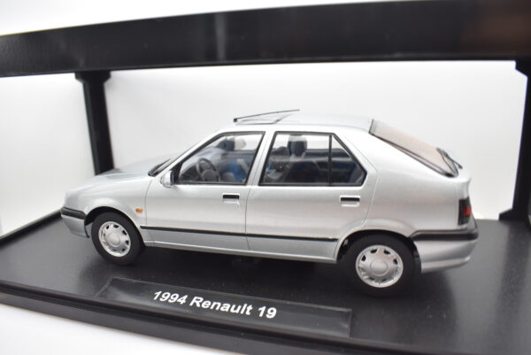 Modellino auto scala 1:18 Renault 19 Triple 9 modellismo da collezione - Image 4