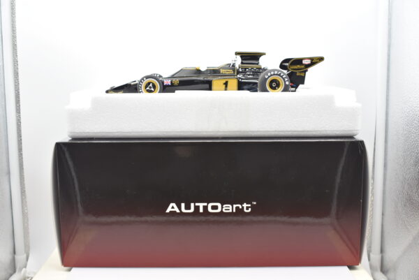 Modellini auto art FORMULA 1 scala 1:18 Team Lotus Type 72E AUTOART Fittipaldi - Image 2