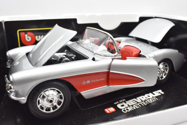 Modellino auto scala 1:18 Chevrolet Corvette Burago diecast modellismo da collezione