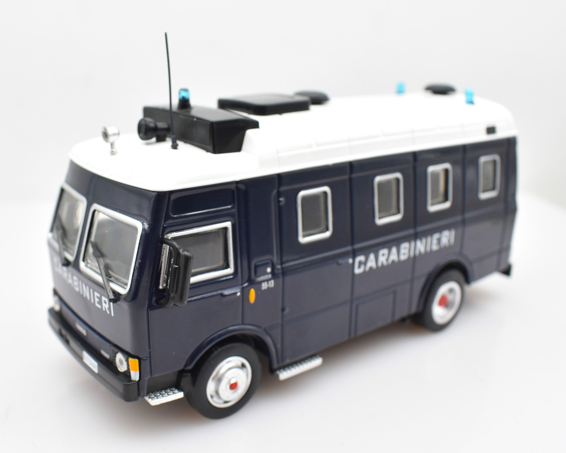 Modellino furgone carabinieri scala 1:43 Iveco A 55 F 13 diecast modellismo da collezione