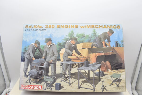 Modellino kit di montaggio soldati Dragon 250 Engine with Mechanics 1:35 - Image 2