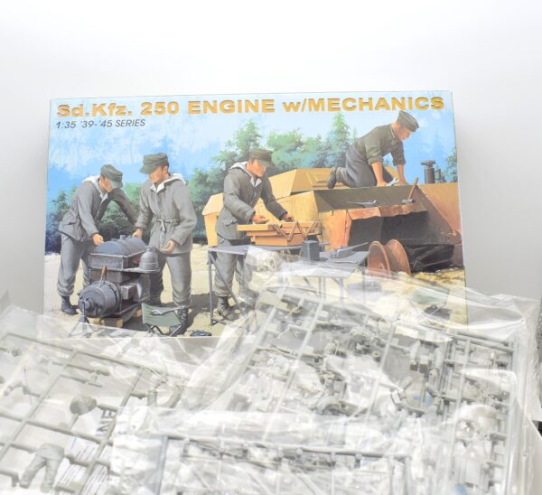 Modellino kit di montaggio soldati Dragon 250 Engine with Mechanics 1:35