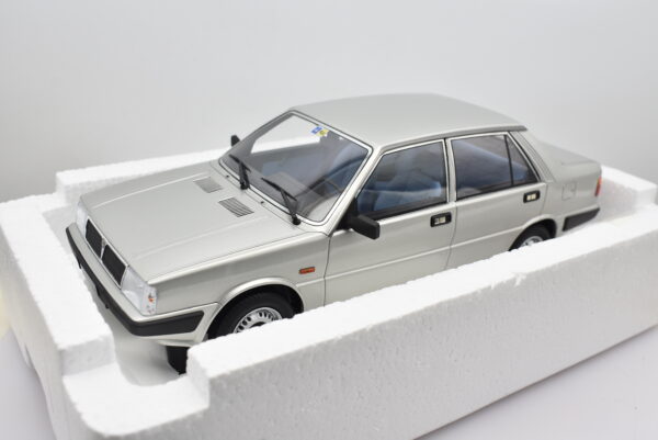 Modellino auto scala 1:18 LANCIA Prisma 1300 Laudoracing modellismo da collezione - Image 6