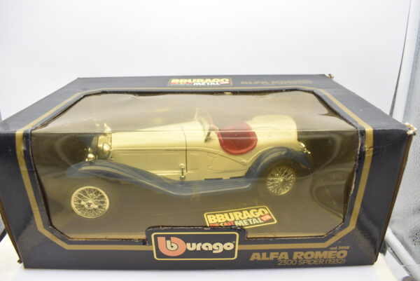 Modellino auto scala 1:18 Alfa Romeo 2300 Spider Burago diecast modellismo da collezione - Image 2
