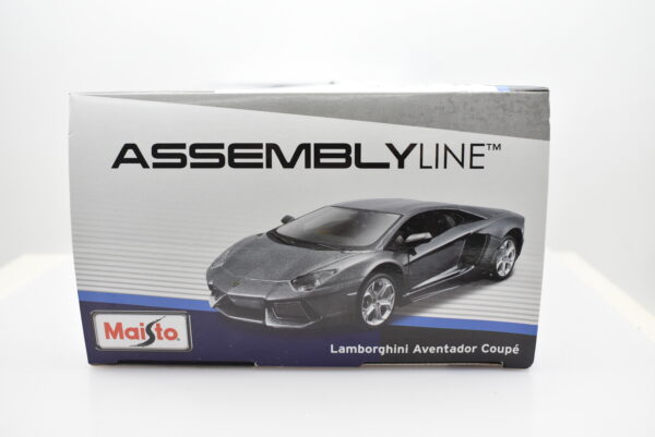 Modellino auto kit di montaggio scala 1:24 Lamborghini Aventador Coupe Maisto diecast modellismo da collezione - Image 3