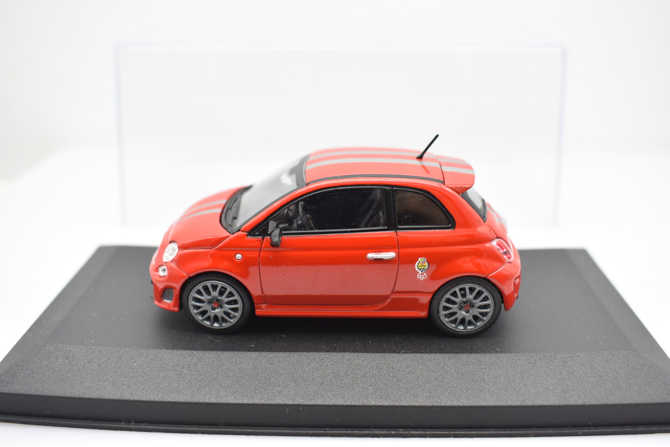 Modellino auto scala 1:43 Fiat Abarth 695 Tributo Ferrari diecast modellismo da collezione - Image 2
