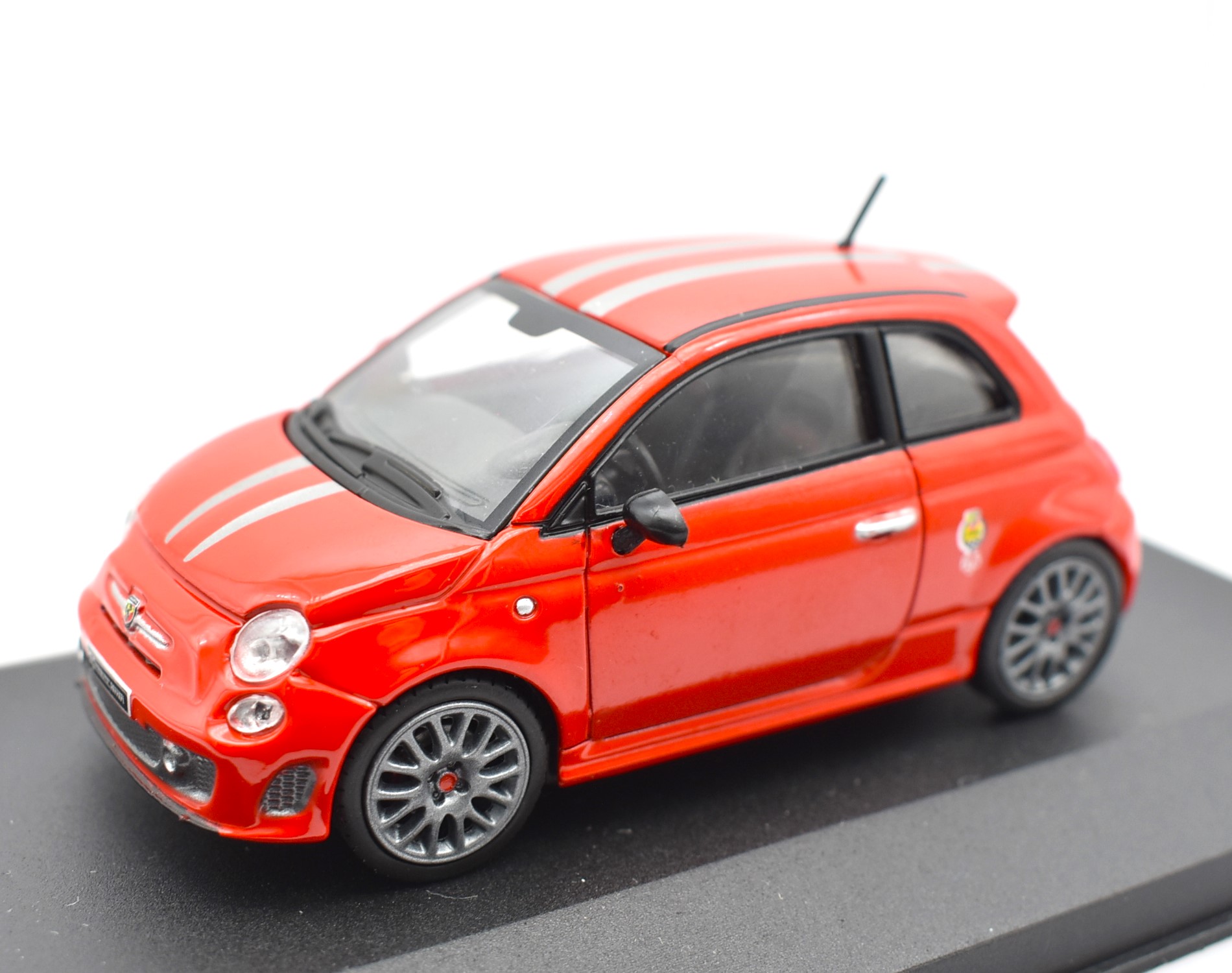 Modellino auto scala 1:43 Fiat Abarth 695 Tributo Ferrari diecast modellismo da collezione