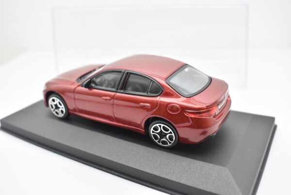 Modellino auto scala 1:43 Alfa Romeo Giulia Burago diecast modellismo da collezione - Image 4