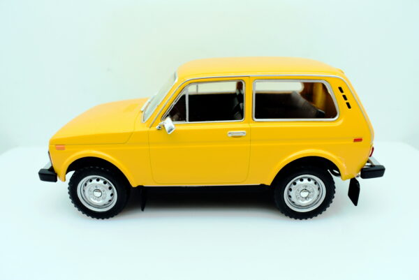 Modellino auto scala 1:24 Lada Niva diecast modellismo statico - Image 2