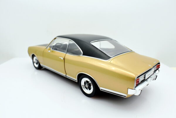 Modellino auto scala 1:24 Opel Commodore A GS/E diecast modellismo statico - Image 4