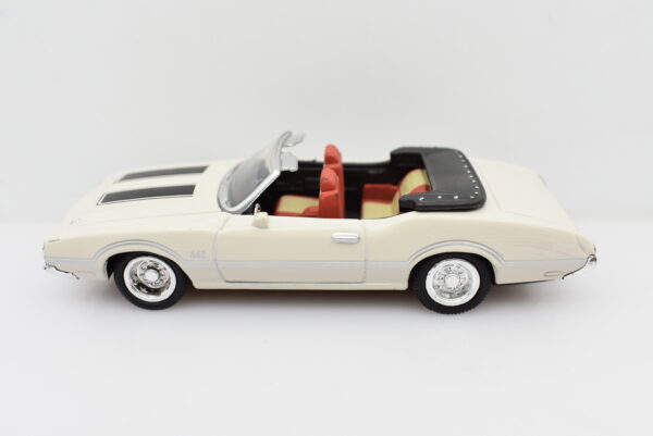 Modellino Auto Scala 1:43 Oldsmobile 1970 diecast modellismo statico - Image 2