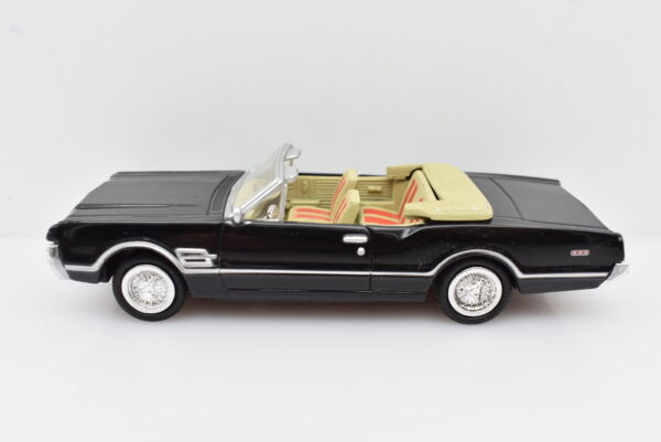 Modellino Auto Scala 1:43 1966 Oldmobile 4-4-2 diecast modellismo statico - Image 2