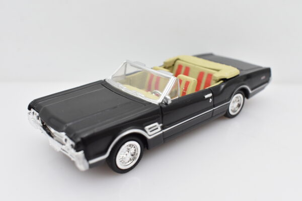 Modellino Auto Scala 1:43 1966 Oldmobile 4-4-2 diecast modellismo statico
