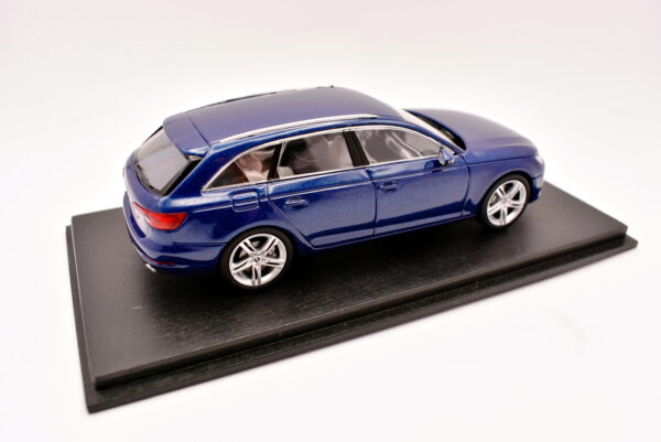 Modellino auto scala 1:43 Audi A4 Avant Spark modellismo da collezione - Image 4