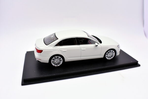 Modellino auto scala 1:43 Audi A4 Spark modellismo da collezione - Image 4