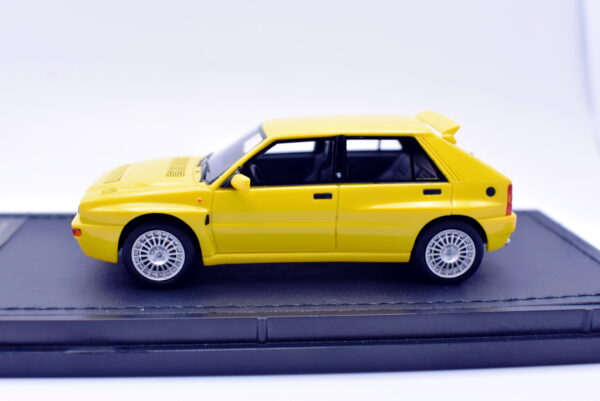 Modellino auto scala 1:43 Lancia Delta Integrale Evoluzione giallo TopMarques - Image 4